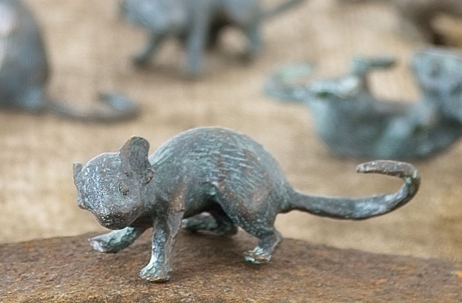 Die laufende Maus, Bronze-Skulptur.