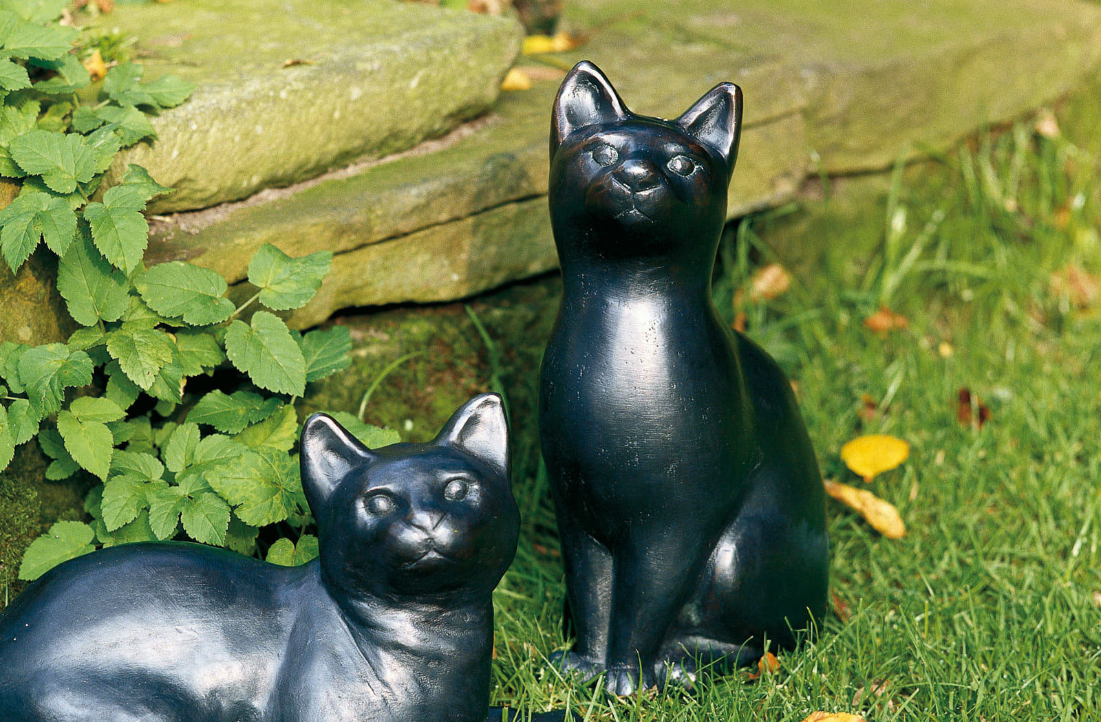 Sitzende Katze, Kupfer-Skulptur.