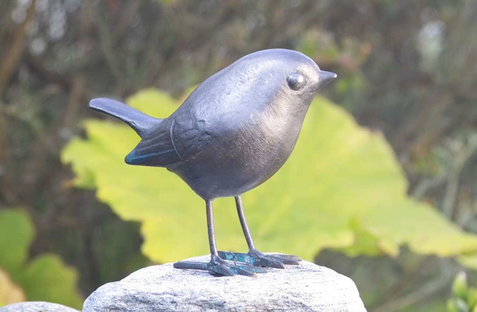 Stehendes Rotkehlchen, Kupfer-Skulptur.