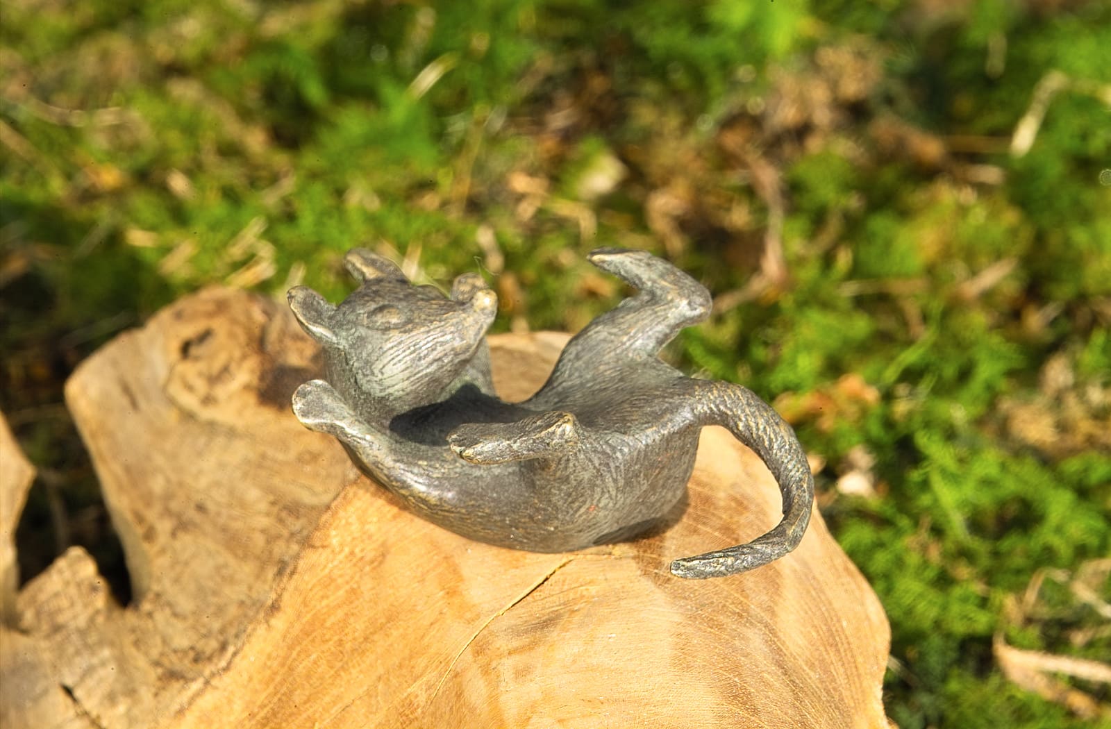 Die spielende Maus, Bronze-Skulptur.