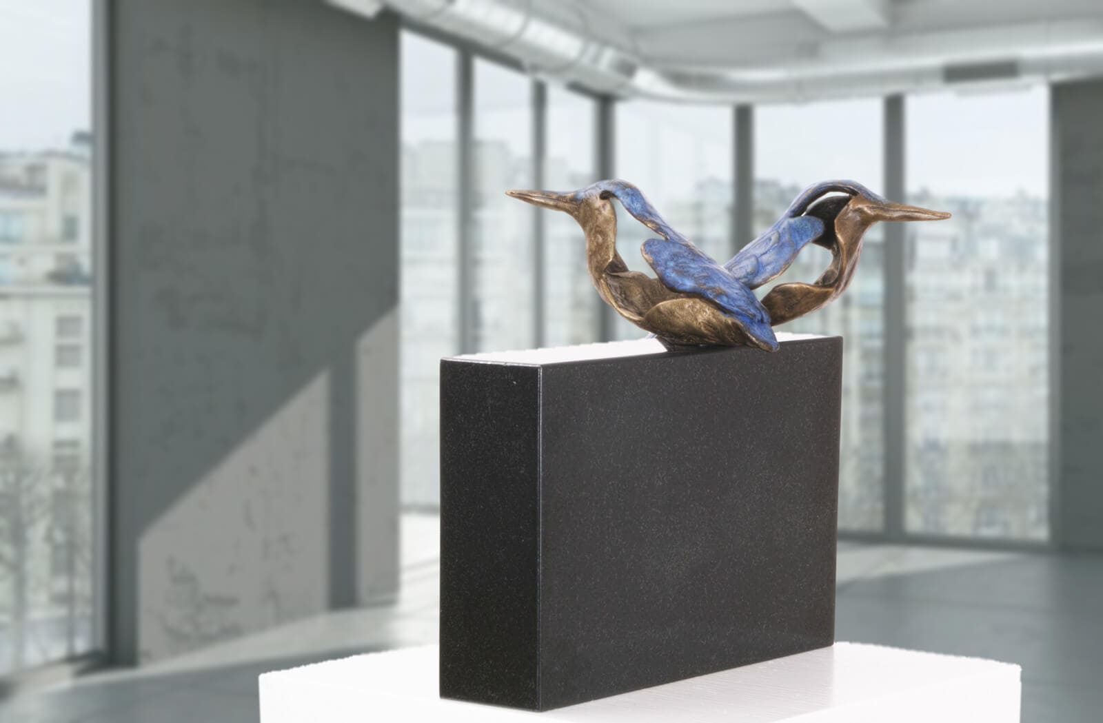 Das Eisvogelpaar auf Natursteinsockel, limitierte Bronze-Skulptur von E Wähning