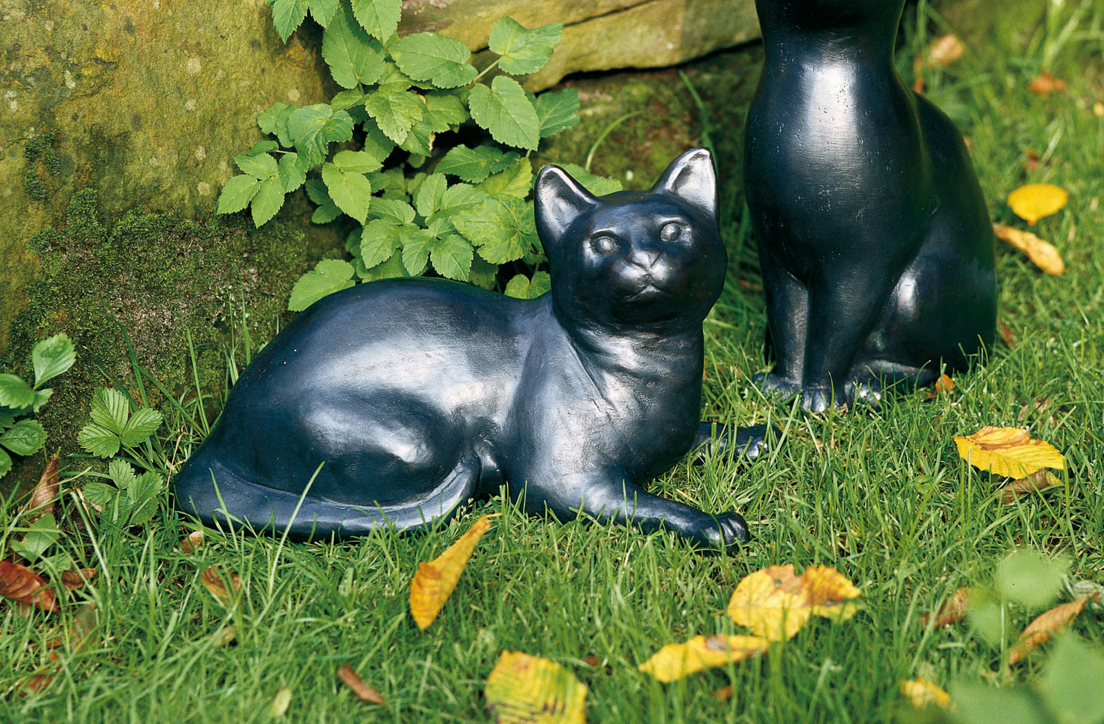 Liegende Katze, Kupfer-Skulptur.