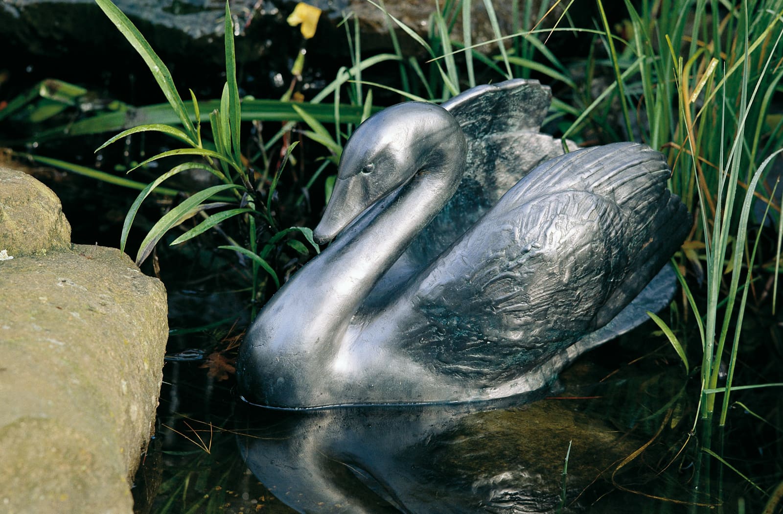 Der schwarze Schwan, Kupfer-Skulptur.