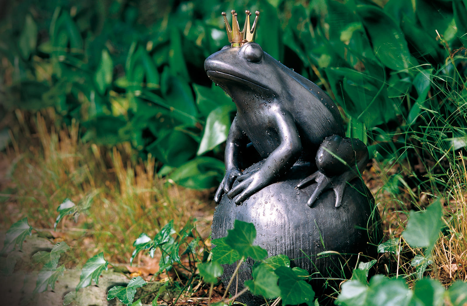 Der Froschkönig auf der Kugel, Kupfer-Skulptur.