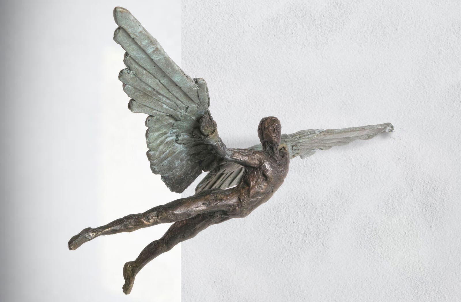 Ikarus der Flug, limitierte Bronze-Wand-Skulptur von Ruud Zweypfenning.