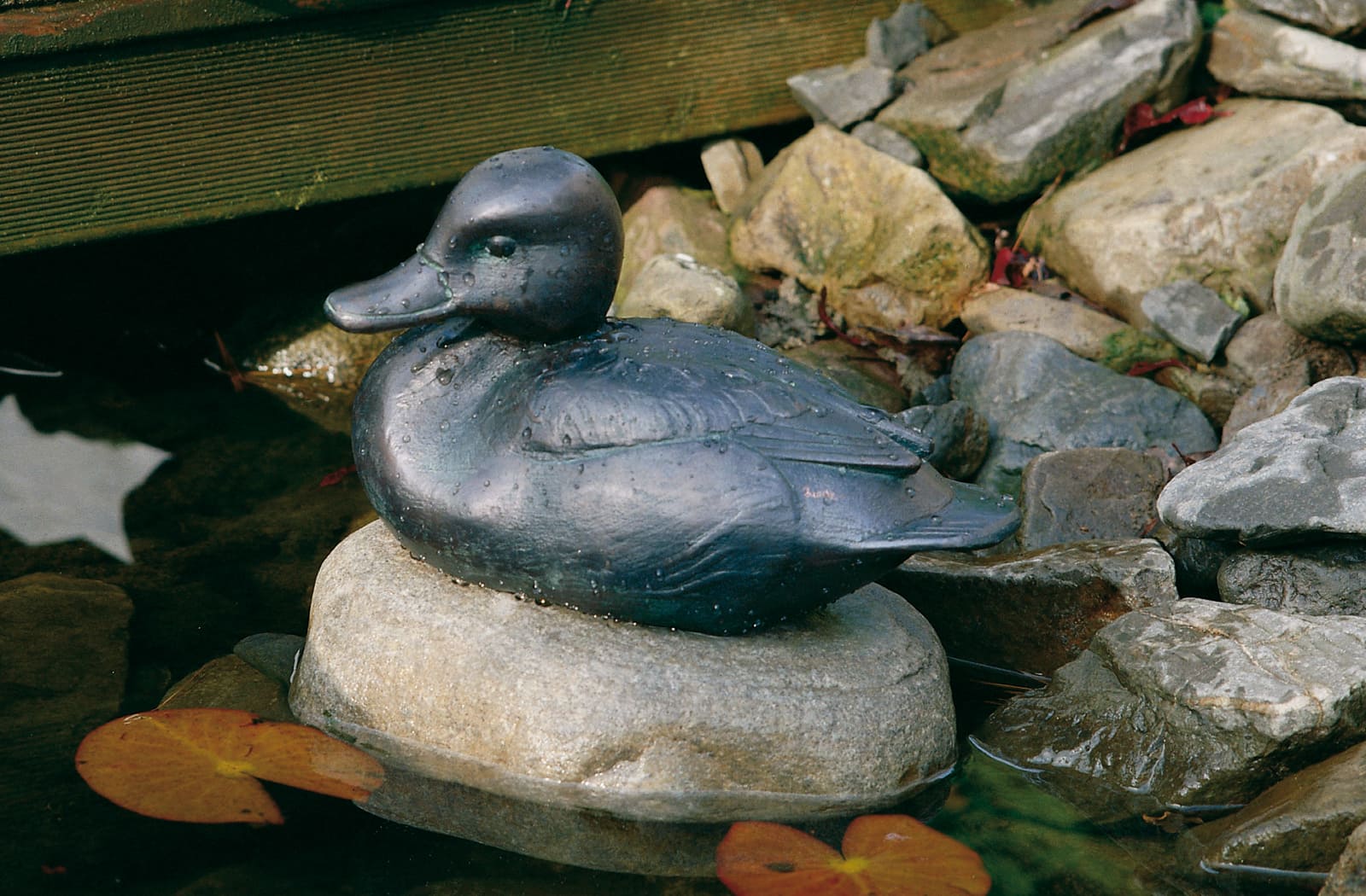Sitzende Kolbenente, Kupfer-Skulptur.