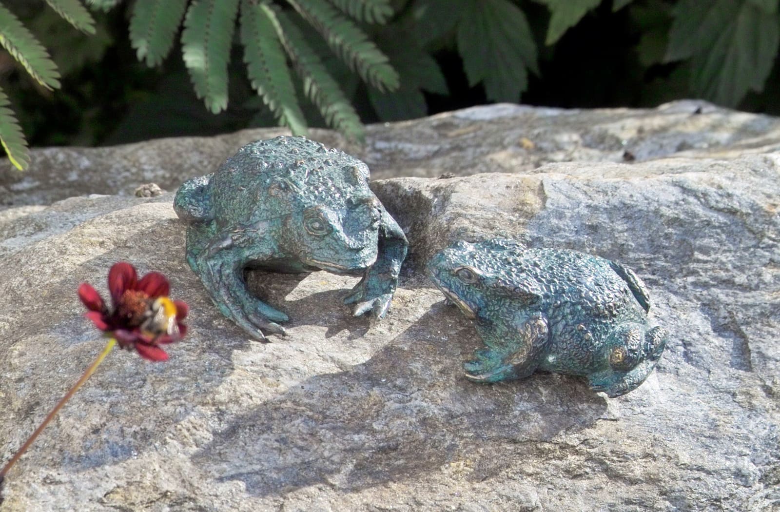 Krötenpaar, Bronze-Skulpturengruppe.