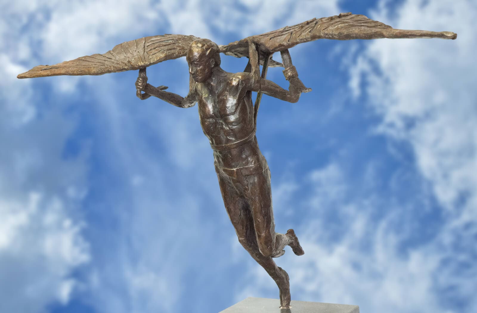 Ikarus der Sprung, limitierte Bronze-Skulptur von Ruud Zweypfenning.