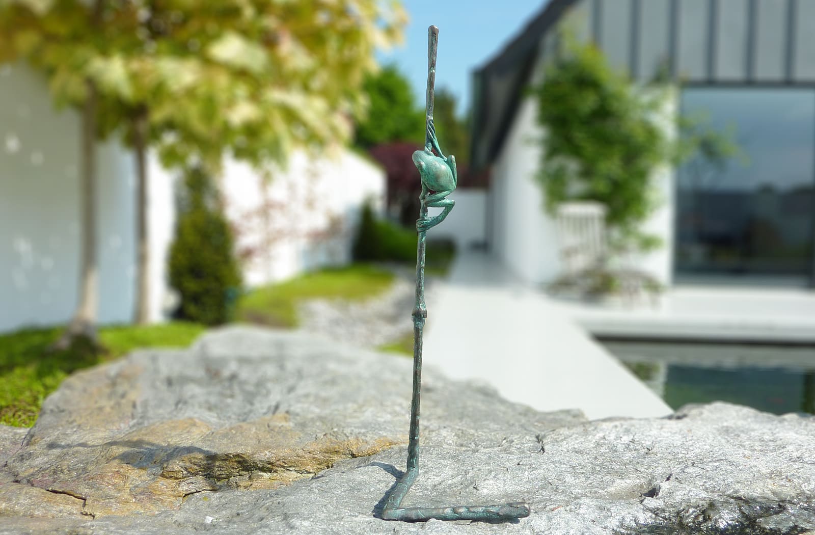 Halm mit Fröschlein, Bronze-Skulptur.