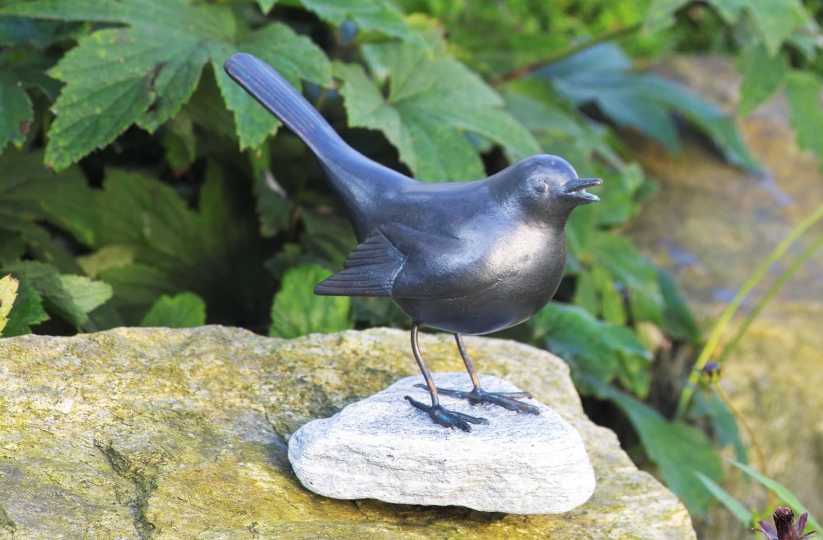Stehende Amsel, Kupfer-Skulptur.