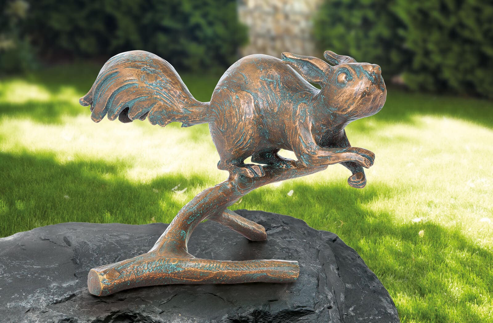Eichhörnchen auf Zweig, Bronze-Skulptur.