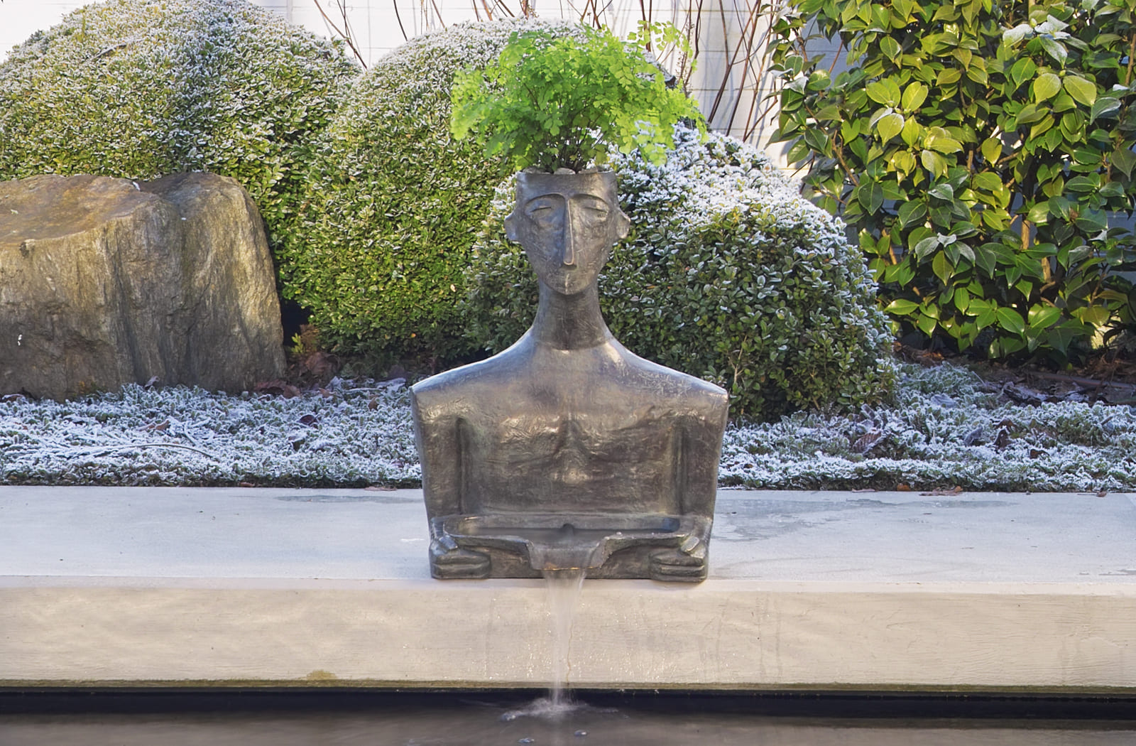 Der Kykladische Mann, Bronze-Wasserspeier von Dennis Fairweather.