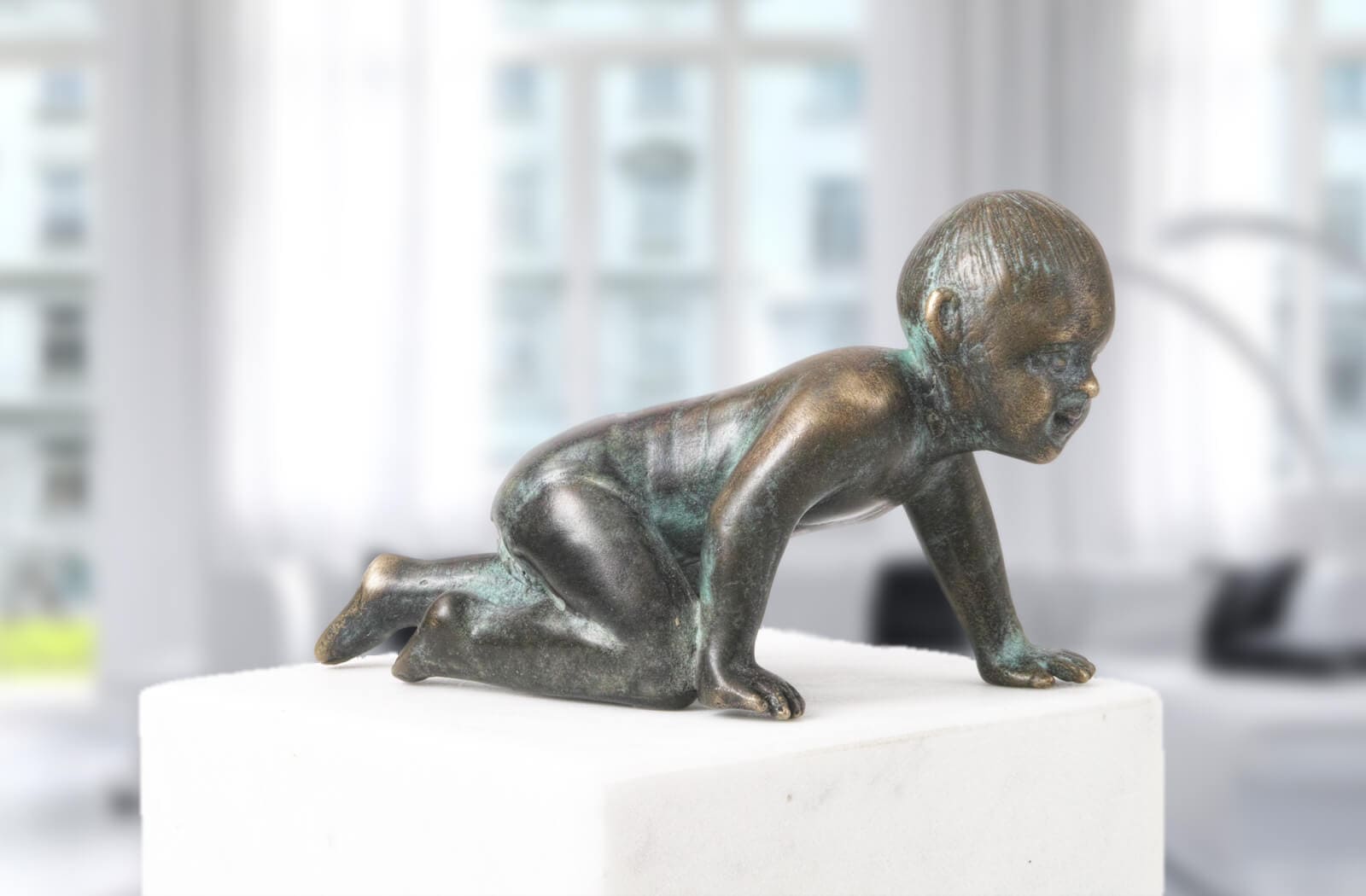 Baby krabbelnd, Bronze-Skulptur.