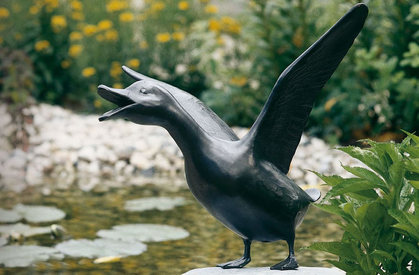 Hausente mit augebreiteten Flügeln, Kupfer-Skulptur.