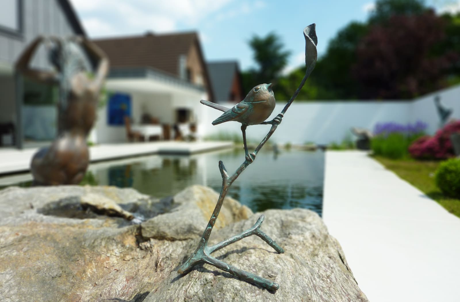 Zaunkönig auf Ast, Bronze-Skulptur.