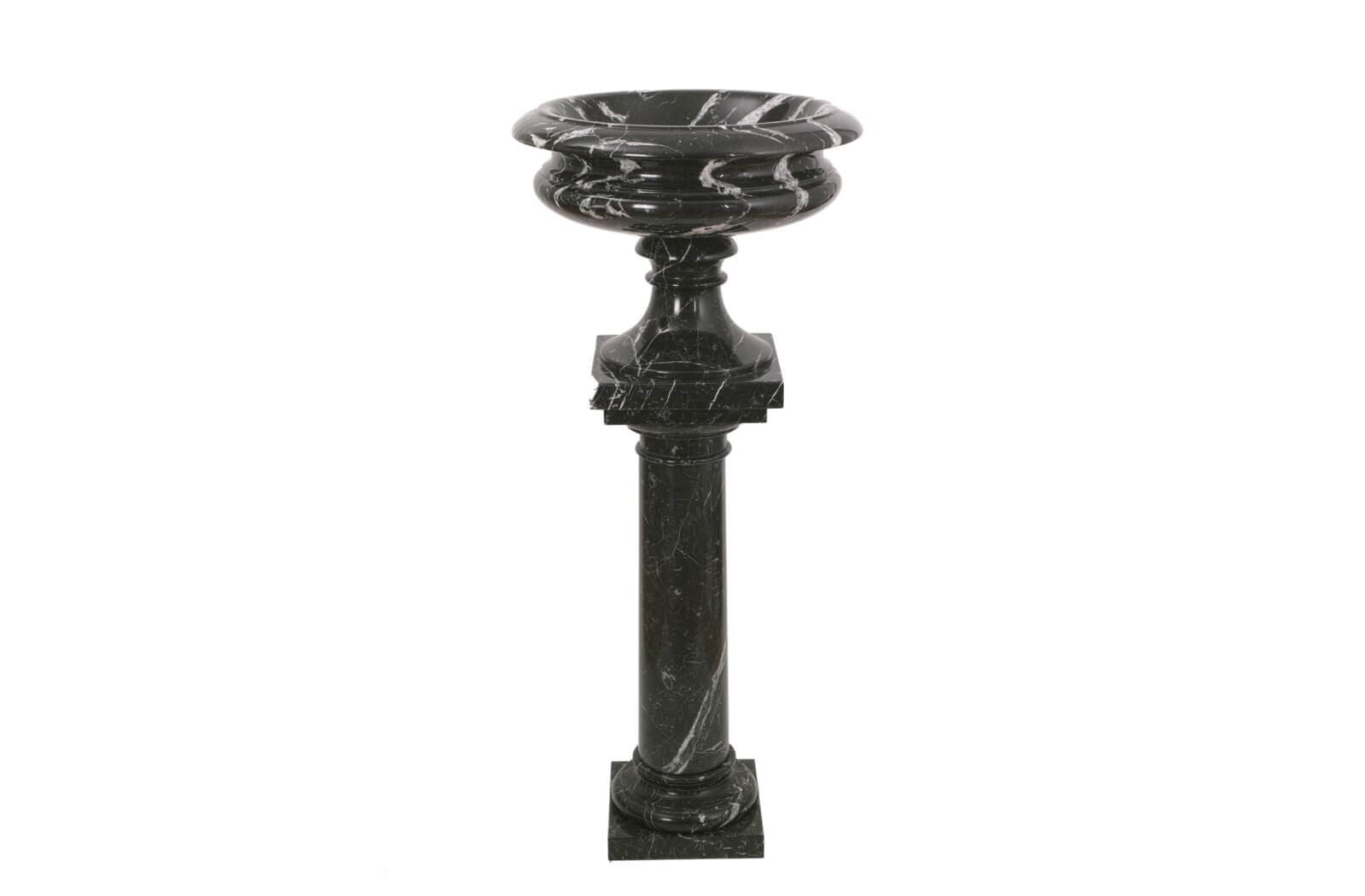 Marmorschale auf Rundsäule