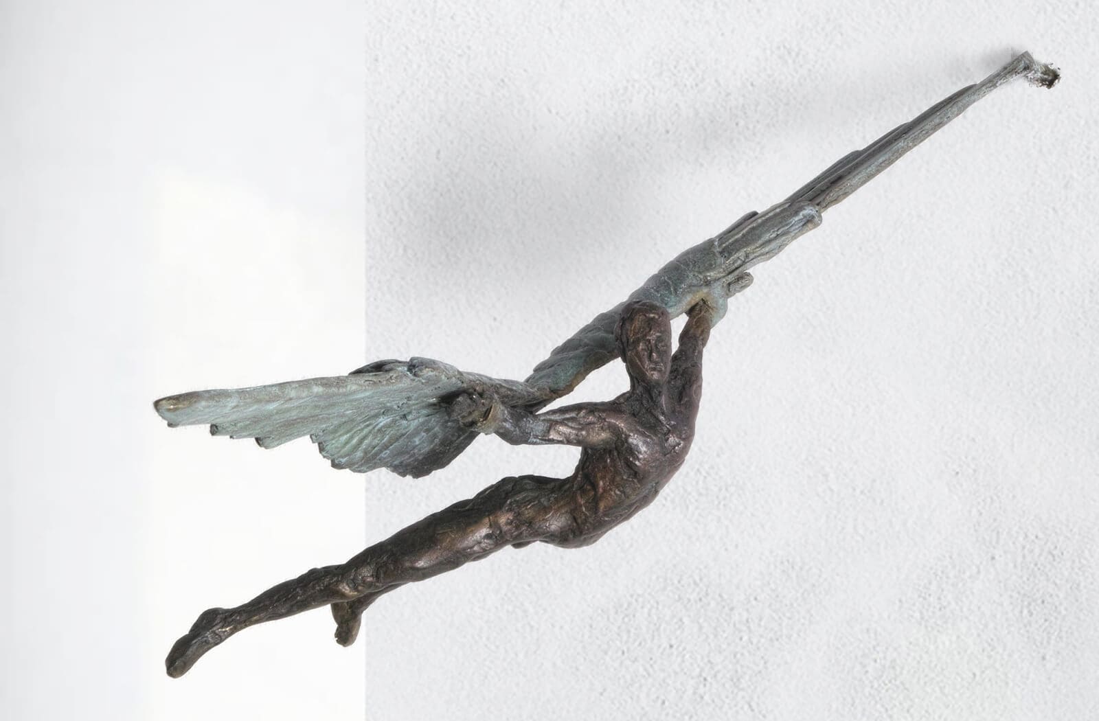 Ikarus der Flug, limitierte Bronze-Wand-Skulptur von Ruud Zweypfenning.