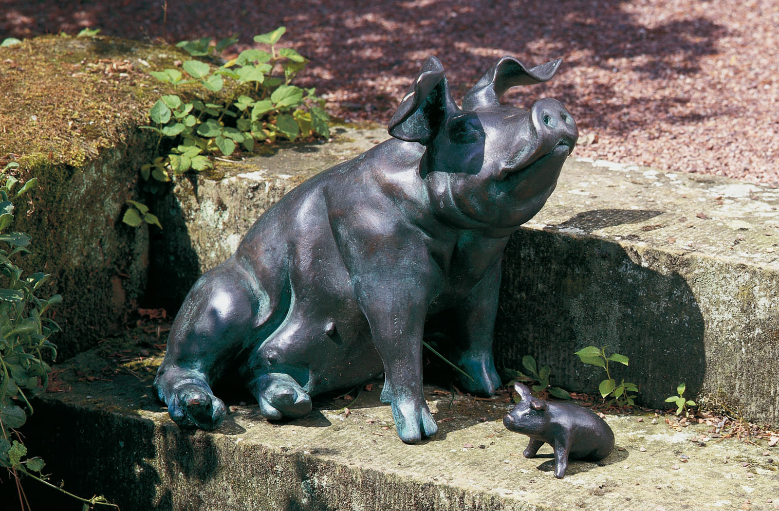 Sitzendes Schwein mit Ferkel, Kupfer-Skulptur.