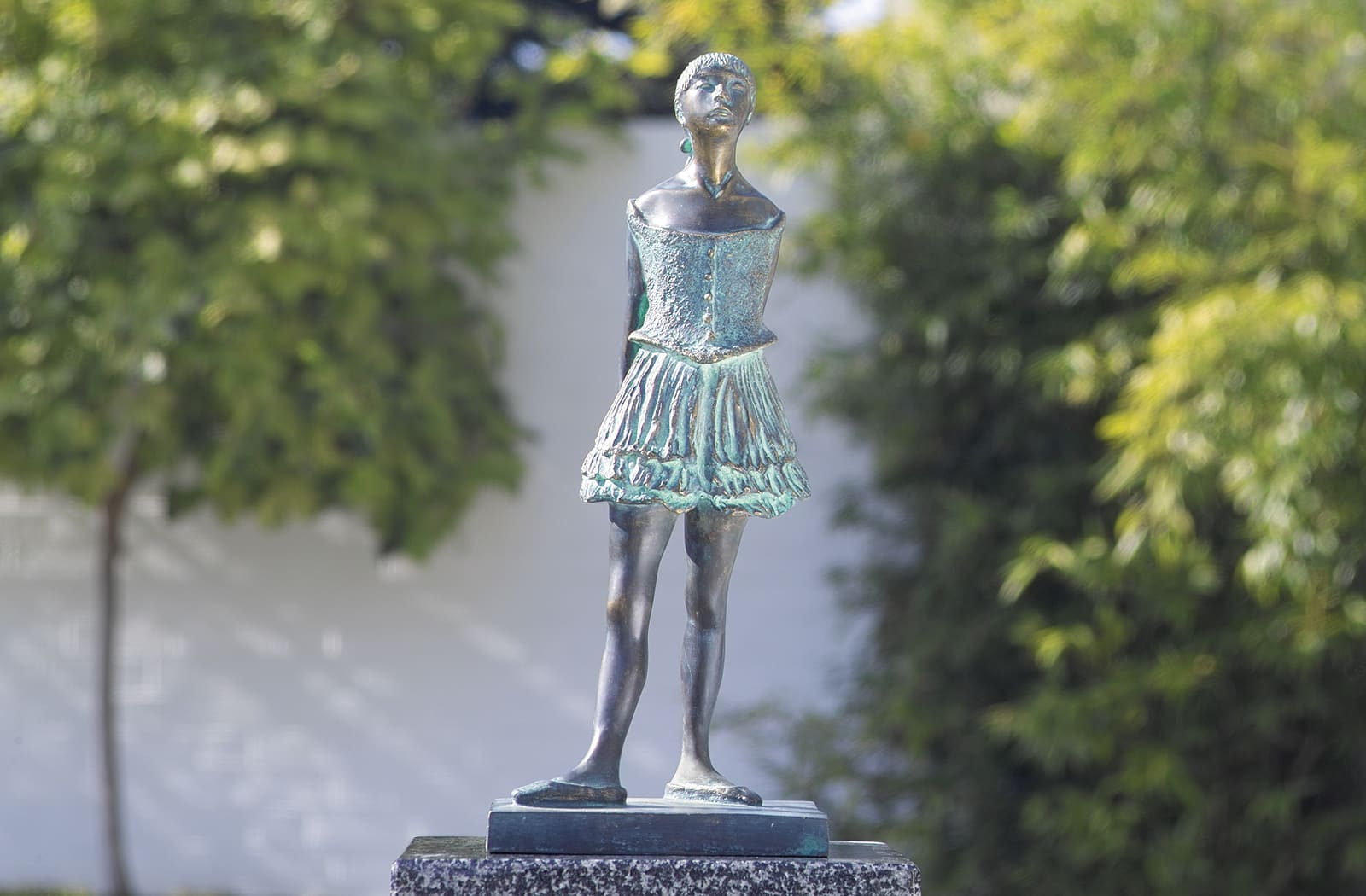 Die kleine Tänzerin, Bronze-Skulptur nach Edgar Degas.