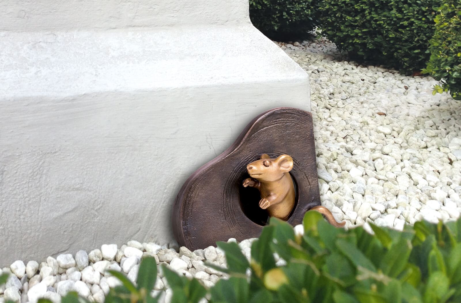 Maus mit Mauseloch, Bronze-Skulptur.