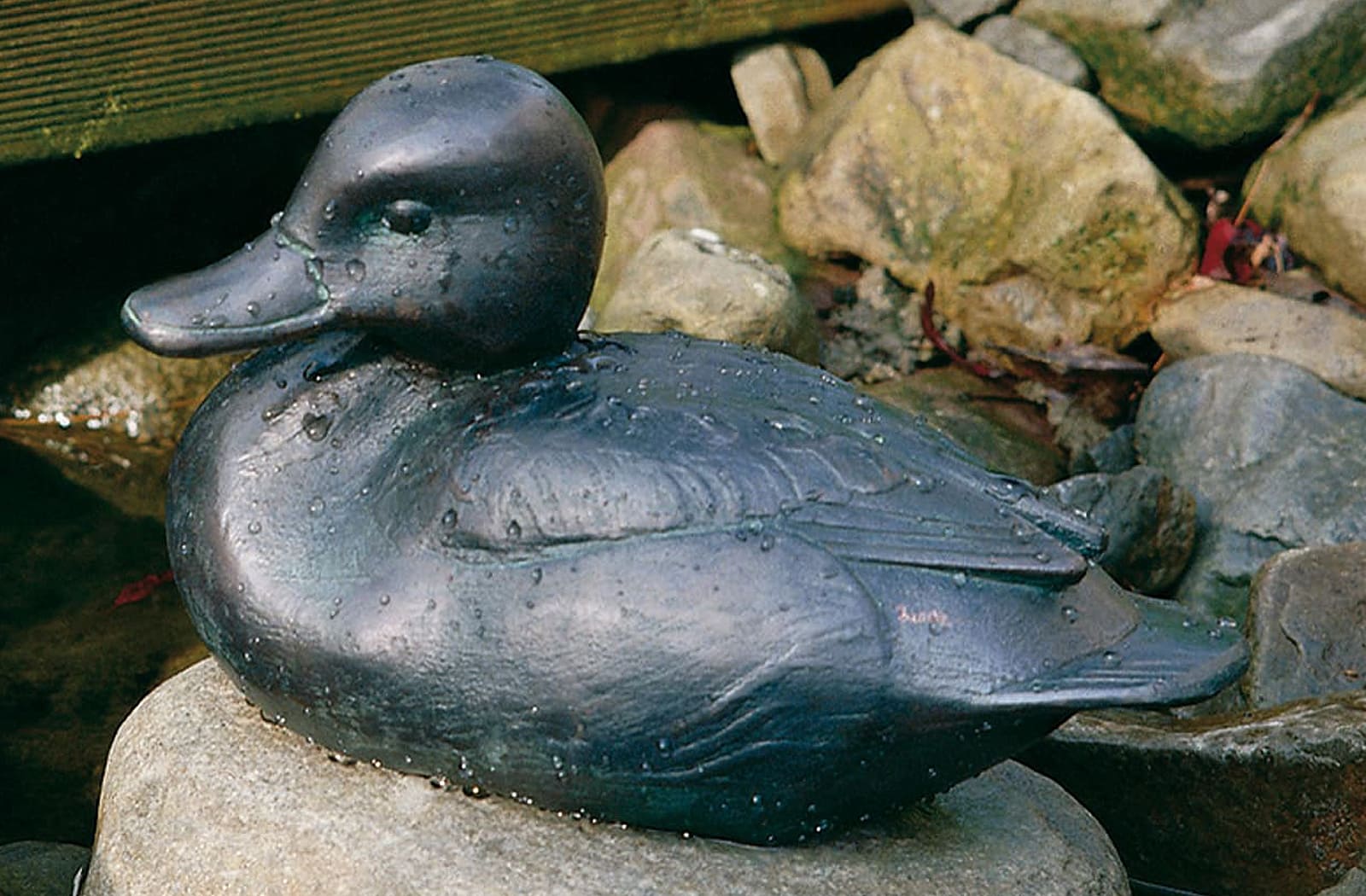 Sitzende Kolbenente, Kupfer-Skulptur.