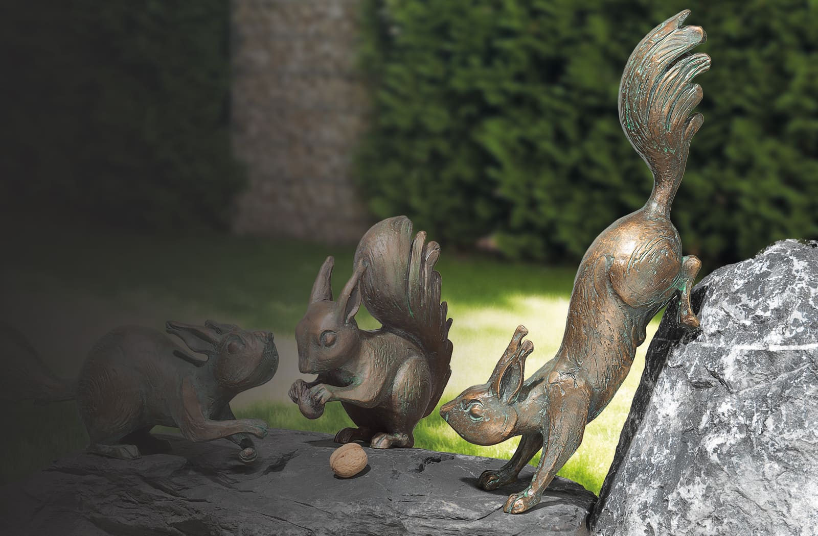 Eichhörnchen kopfüber laufend, Bronze Skulptur.