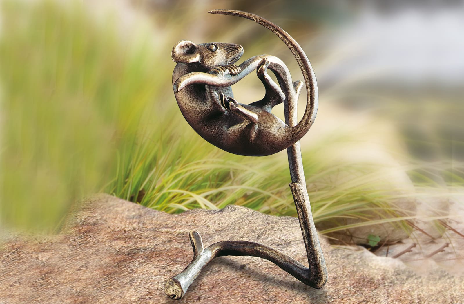Maus auf Zweig, Bronze-Skulptur.