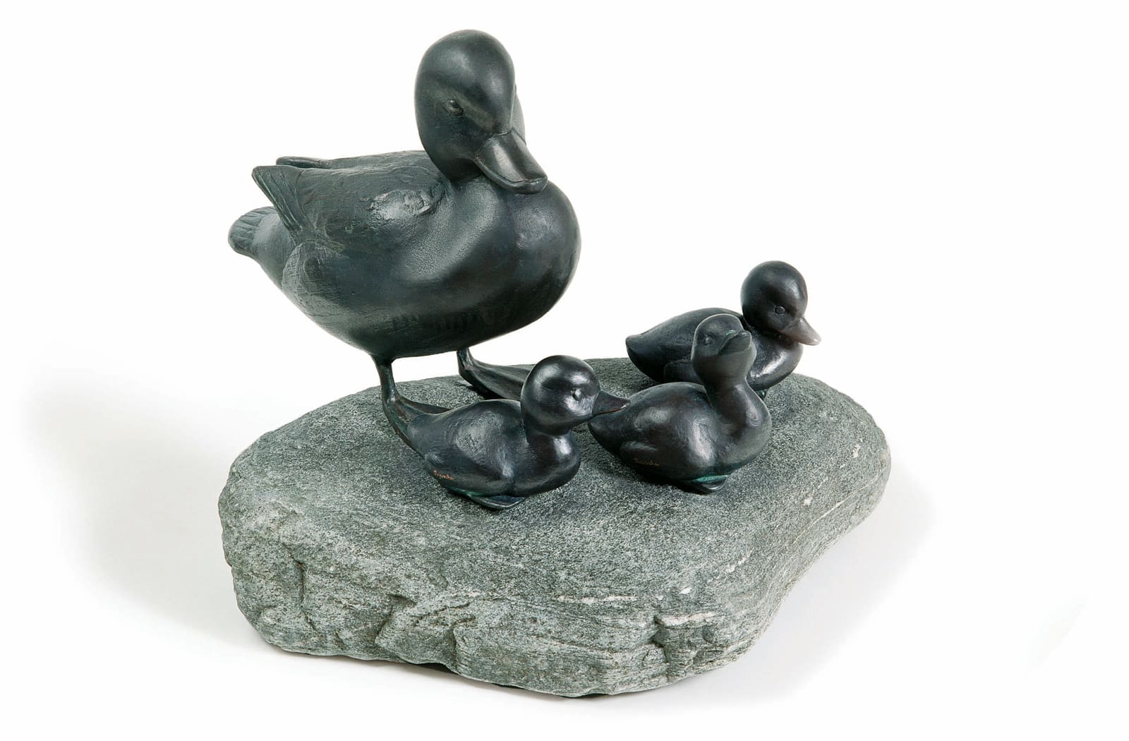 Kolbenente stehend, mit 3 sitzenden Küken, Kupfer-Skulptur.