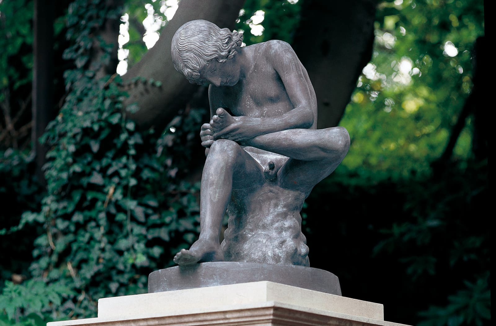 Der Dornauszieher, Spinario, Bronze-Museumsreproduktion in Originalgröße.