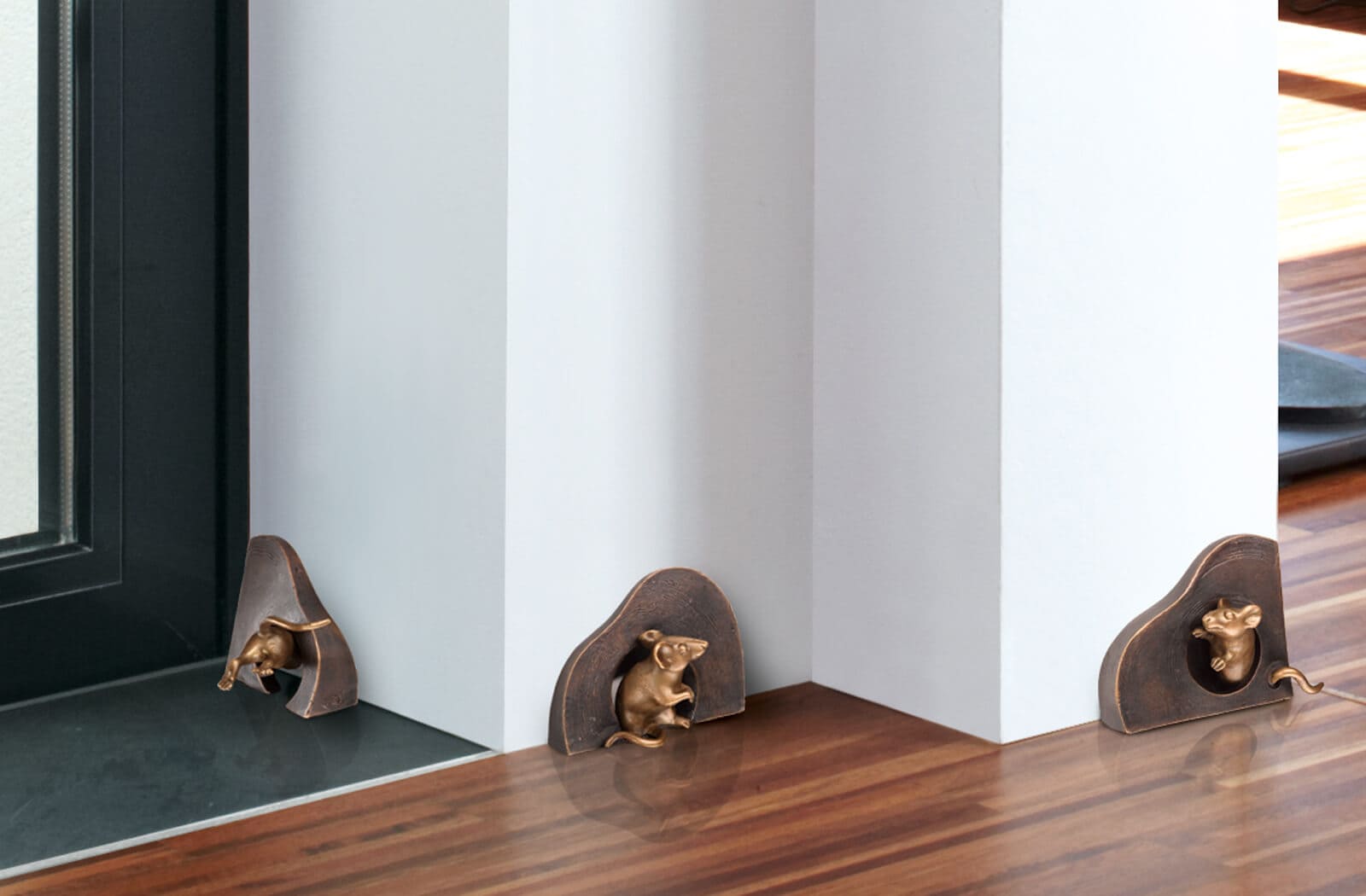 Maus mit Mauseloch als 3er Set Bronze-Skulpturen.