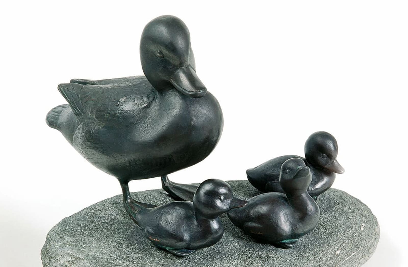 Kolbenente stehend, mit 3 sitzenden Küken, Kupfer-Skulptur.