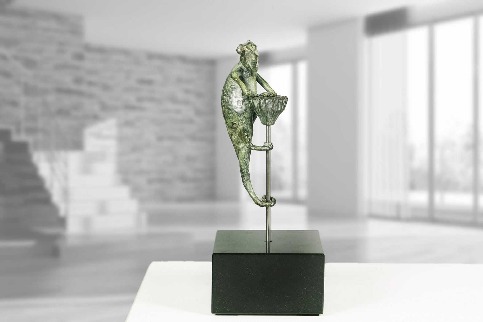 Chamäleon an Lotus Bronze Skulptur von E. Wähning