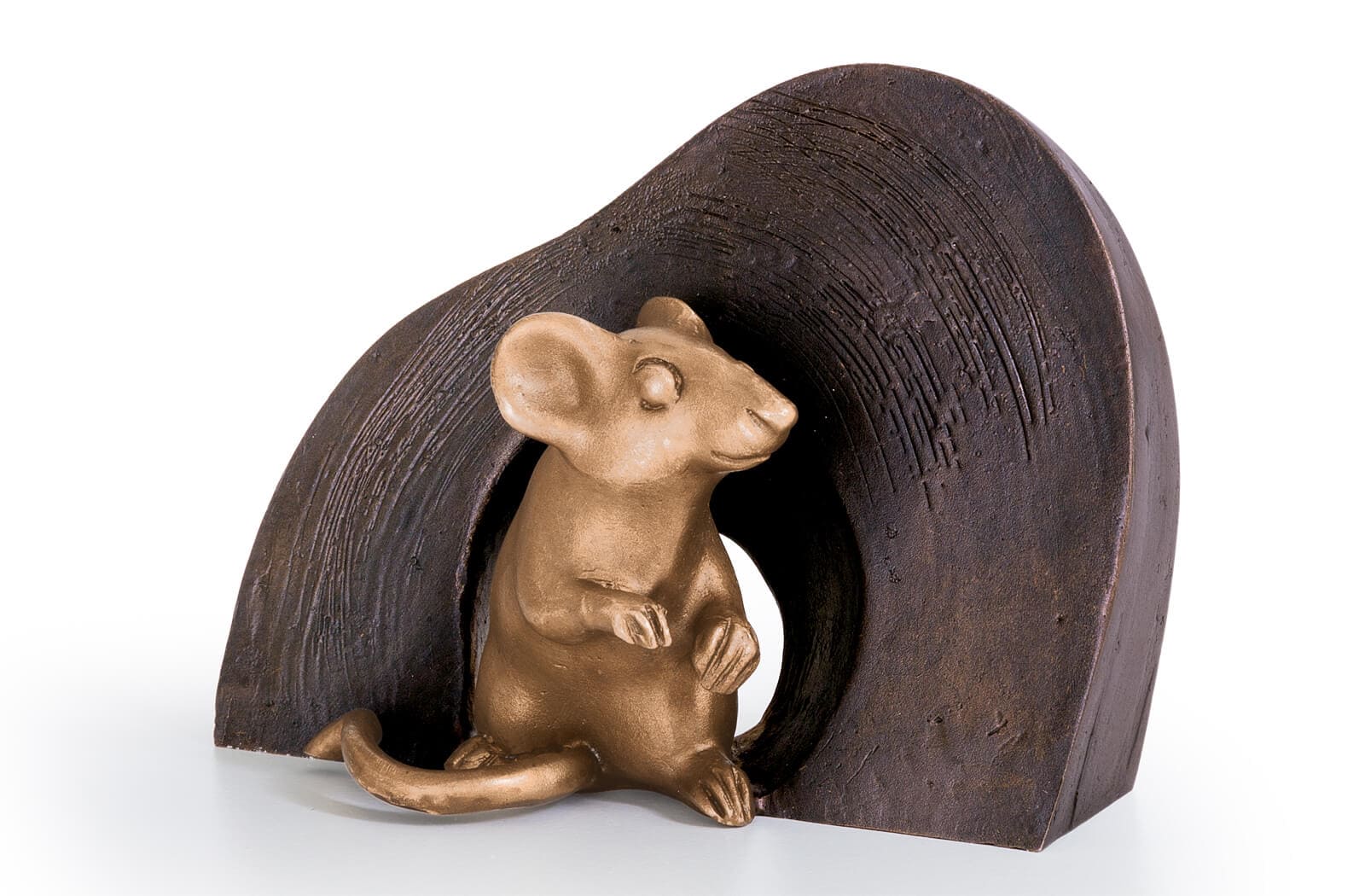 Maus sitzend im Mauseloch Bronze-Skulptur.