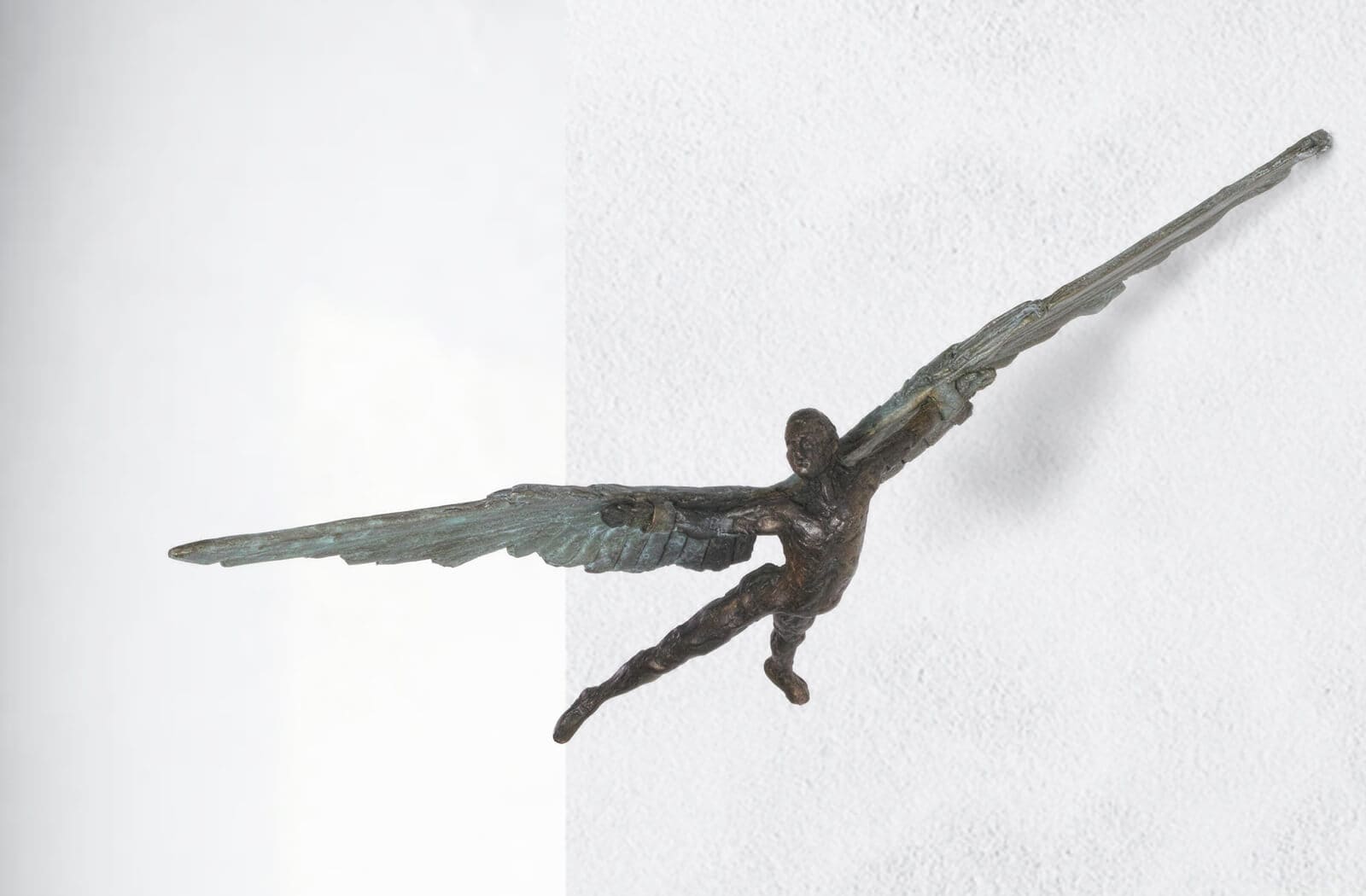 Ikarus der Flug, limitierte Bronze-Wand-Skulptur von Ruud Zweypfenning.