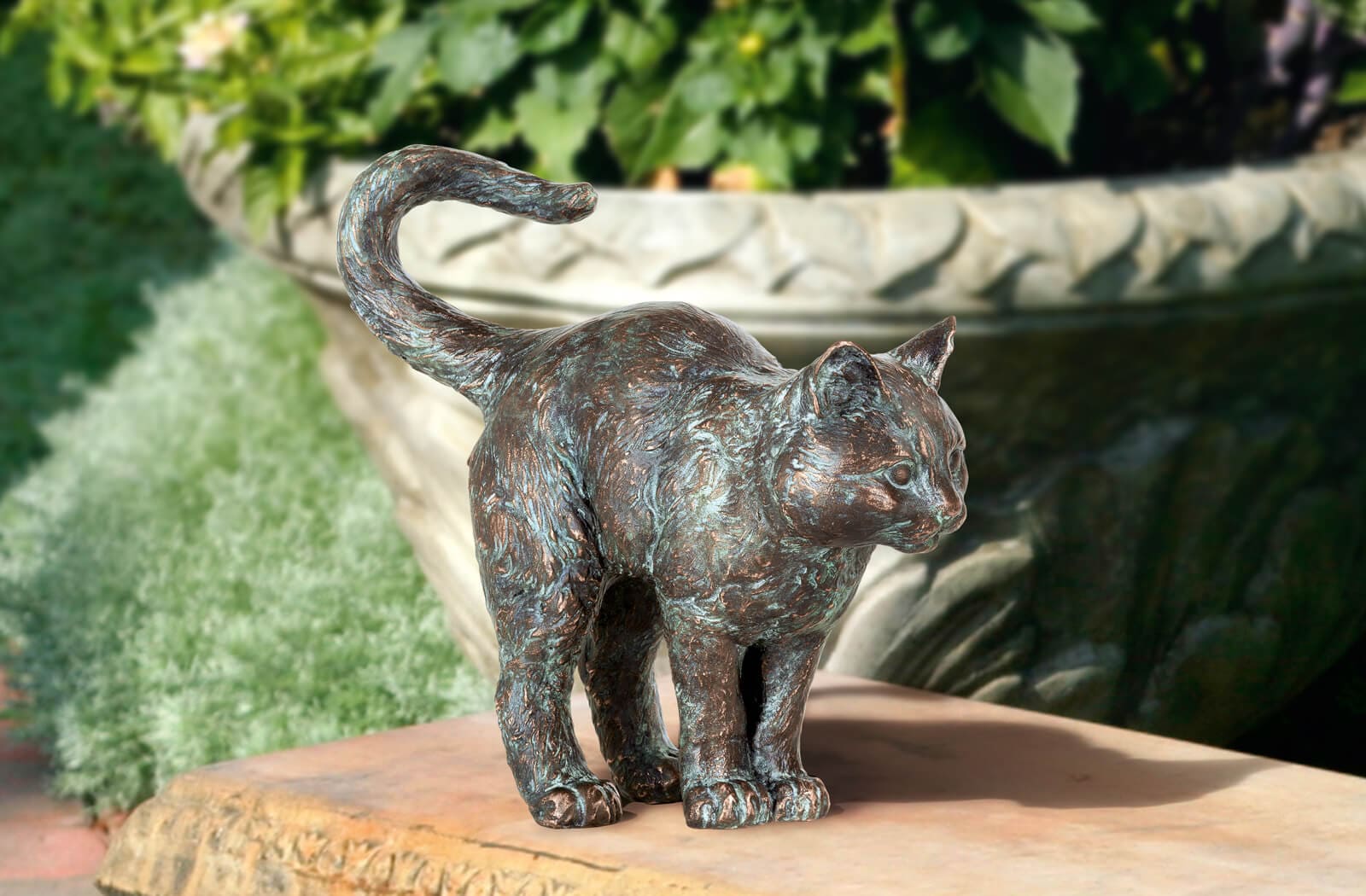 Wachsame kleine Katze, Bronze-Skulptur.