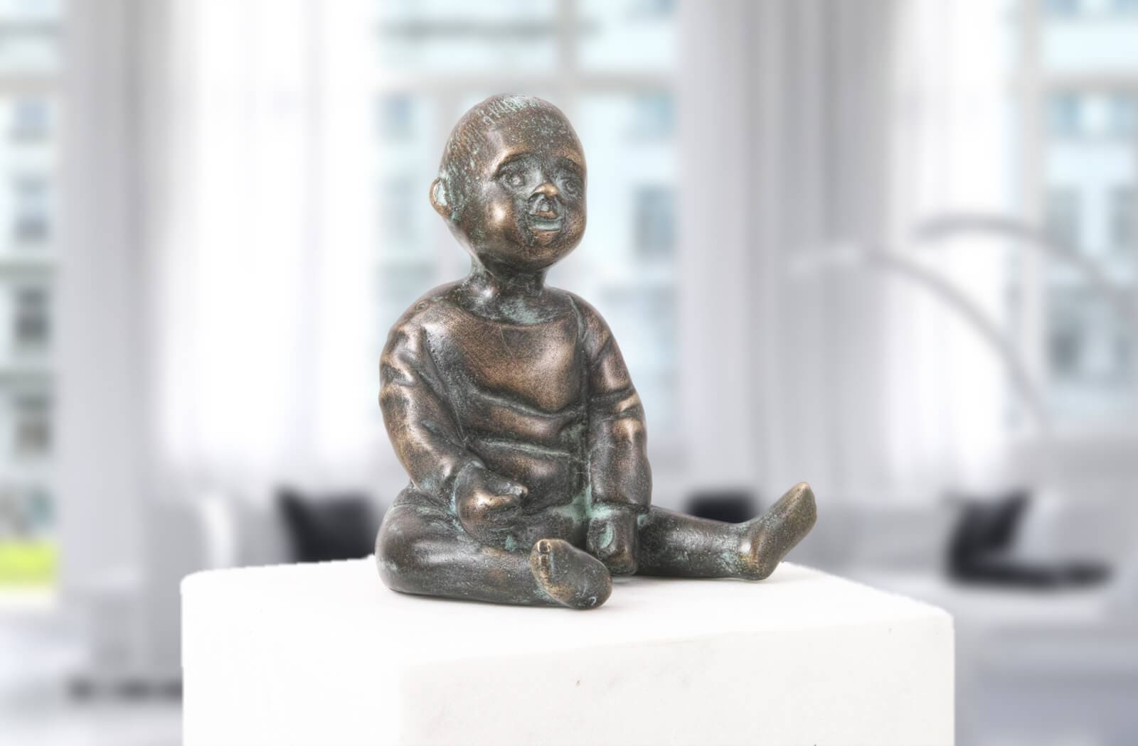 Baby sitzend, Bronze-Skulptur.