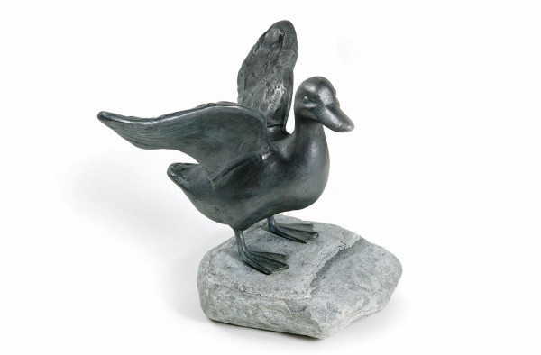 Entenmutter Kupfer Skulptur auf Stein